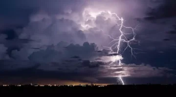 عاصفة جوية شاملة تضرب 8 مناطق في السعودية وتشل الحركة بسبب الأمطار الرعدية والبرد والضباب الكثيف 1